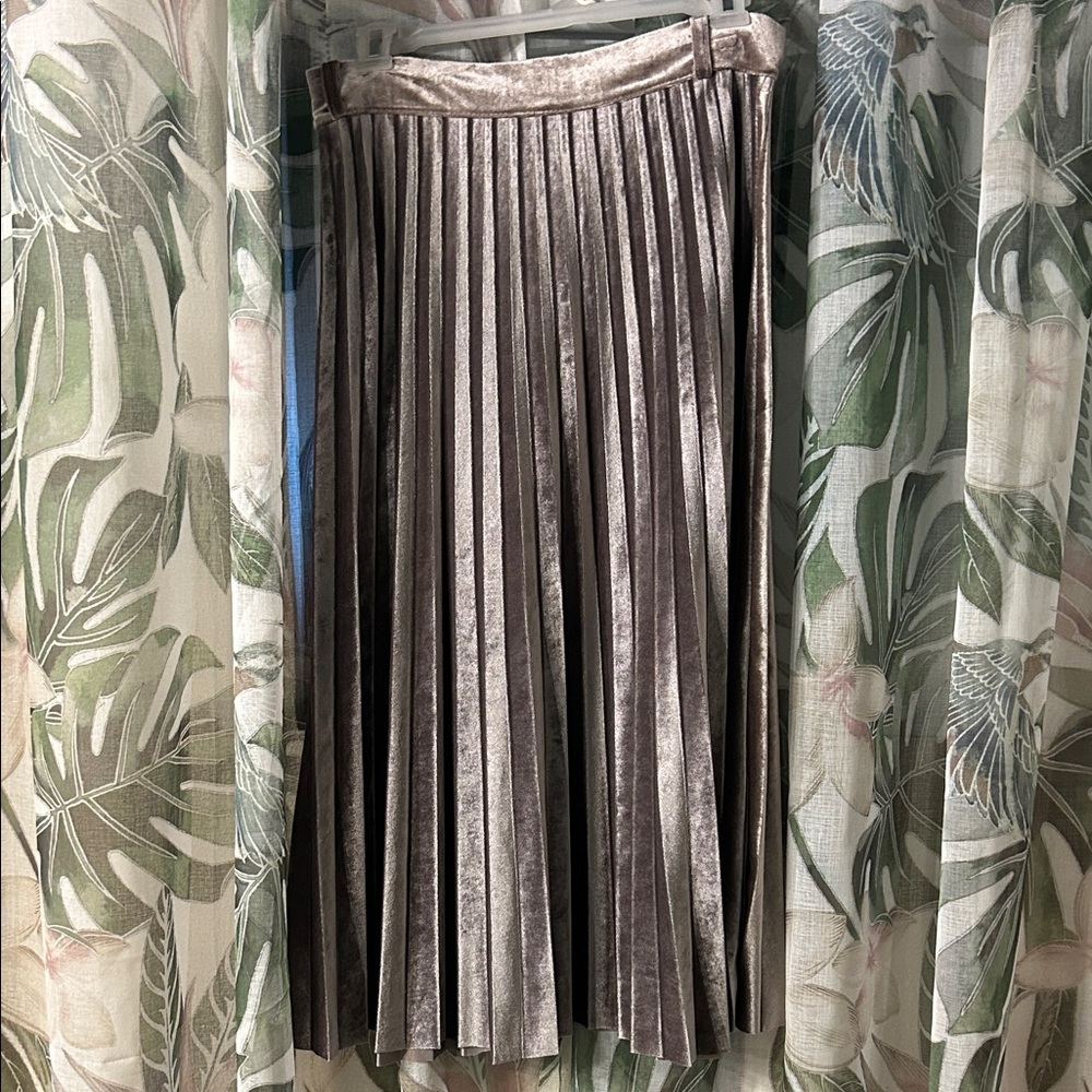 Elegant Velvet Pleated A-Line Skirt in Gray